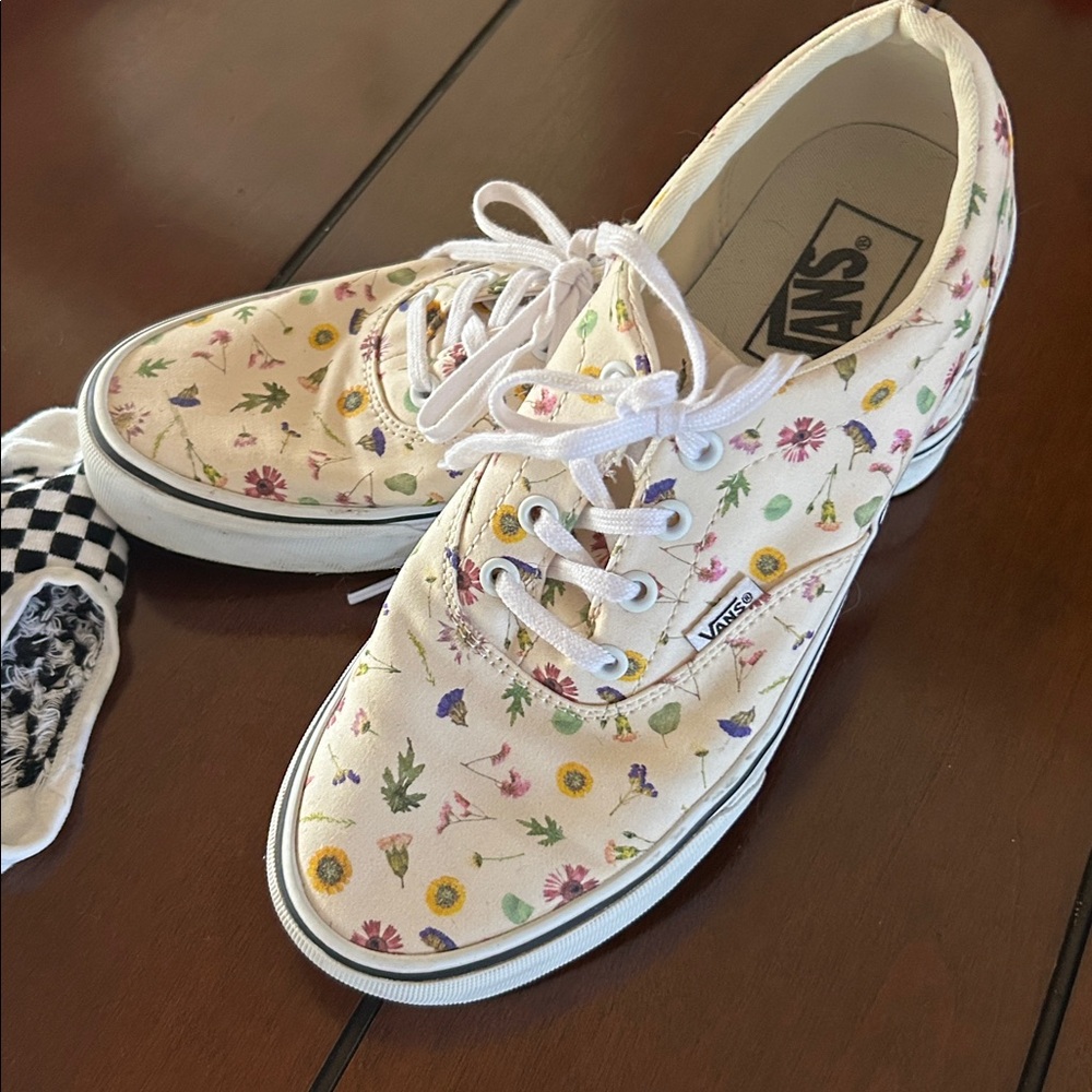 Floral Vans “Off the Wall” Shoes women size 8.5 w/bonus footies - Picture 5 of 5